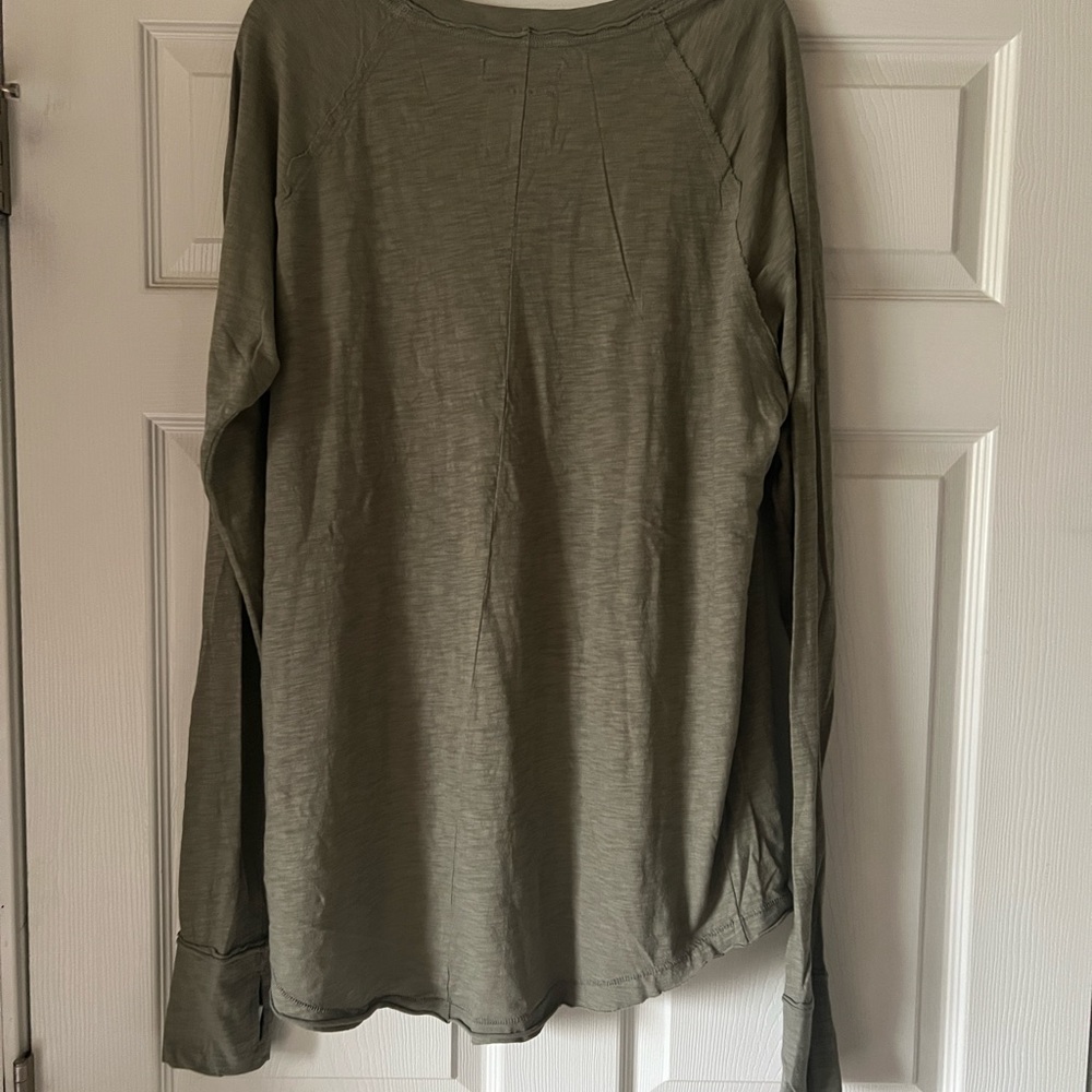 NWOT WE THE FREE ARDEN EXTRA LONG ARMY COLORED W KEY HOLE SLEEVE COTTON TOP.